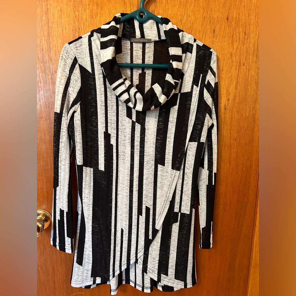 Suzy Shier Black & White Tunic